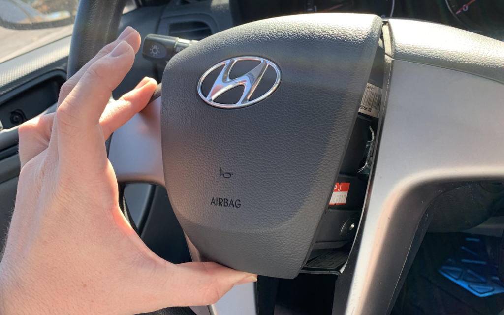 Came outside to my steering wheel - hyundai airbag